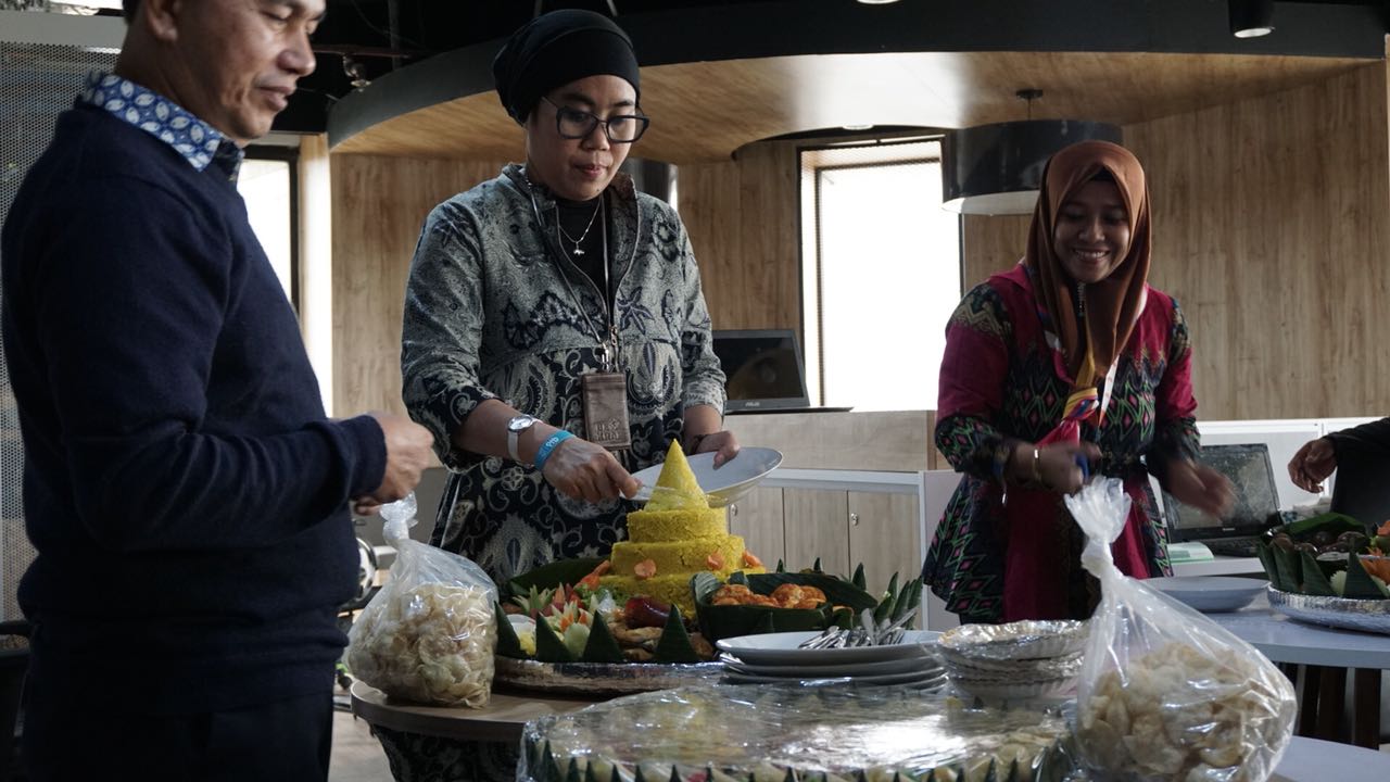 Pesanan Nasi Tumpeng Kuning  dan Kue Tampah Ibu Diah di Gambir, Jakarta Pusat